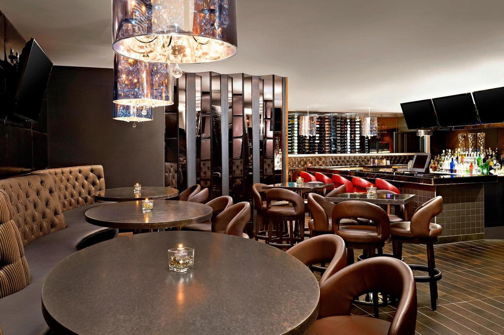 Four Points By Sheraton Hotel & Suites Calgary West Buitenkant foto